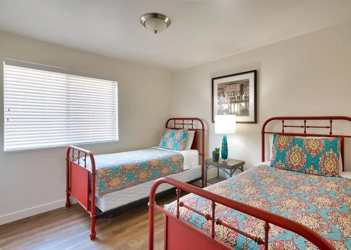 5D New Redcliff Condo, Pool & Hot Tub