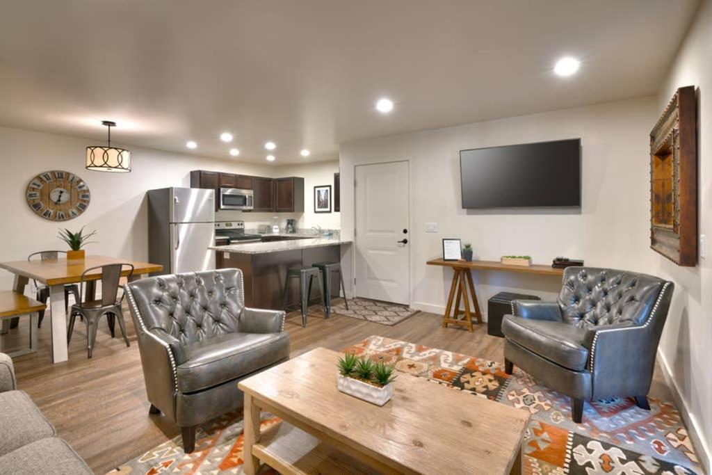 Apartment 5d New Redcliff Condo, Pool & Hot Tub Moab